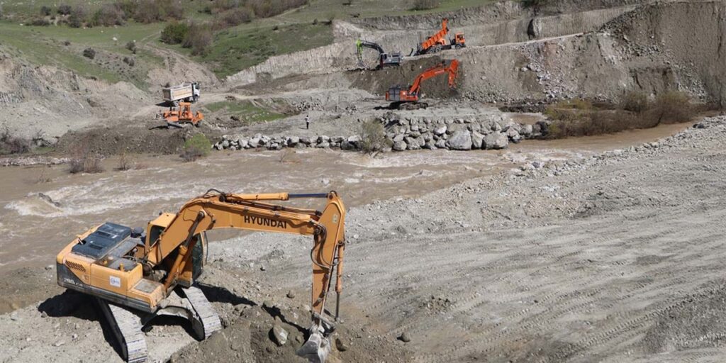 TSK, Heyelan Nedeniyle Kapanan Karayoluna Köprü İnşa Ediyor