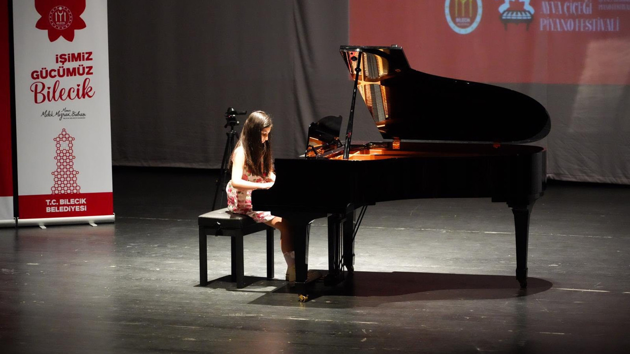 bilecikteki-piyano-festivalinde-genc-piyanistler-hunerlerini-sergiledi-PEIi8fWO