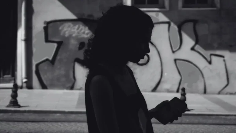 Telefon Boynu Sendromu: Gençleri Tehdit Eden Bir Sağlık Sorunu