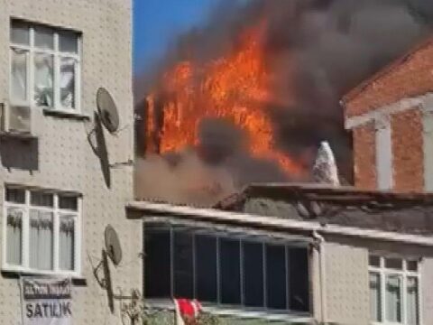 Sultangazi’de çatıda başlayan alevler mahalleyi sardı! 7 bina tehlikeyle karşı karşıya kaldı