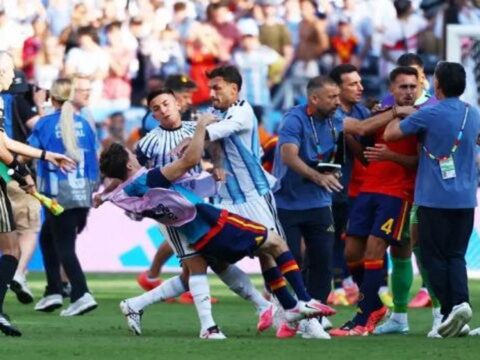Dunya kupasinda ortalik karisti arjantinli oyuncu 2 ispanyol oyuncuya saldirdi j9uPUeXx